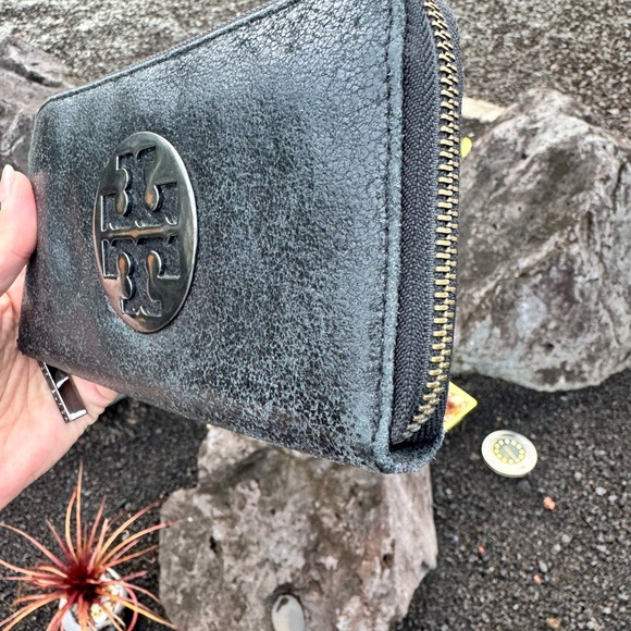 Tory Burch FAIR CONDITION Amanda Black Leather Zip Around Wallet Silver Logo - Picture 7 of 10